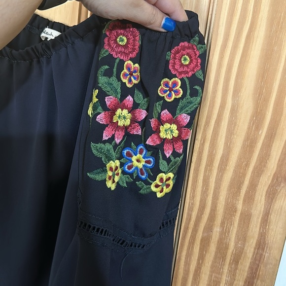 Off the shoulder - Picture 2 of 3